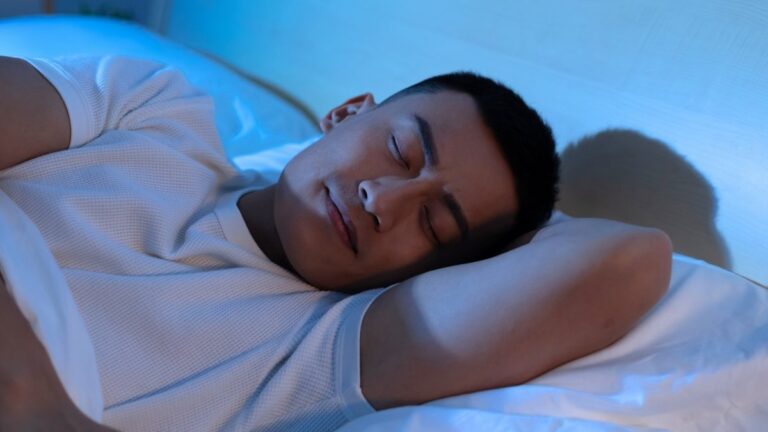 The Midnight Miracle: How Deep Sleep Cleans Your Brain Like a ‘Power Wash’ – And Why It’s Critical After 50