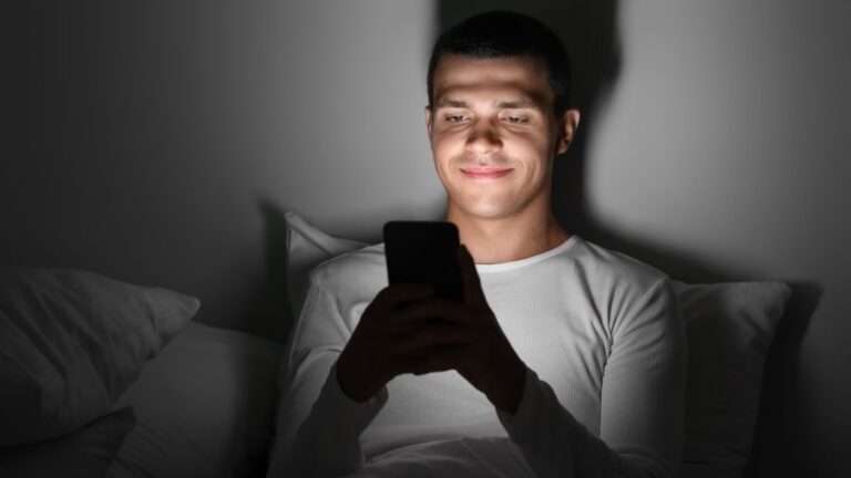 The Way You Use Your Phone at Night Might Be Disrupting Your Brain