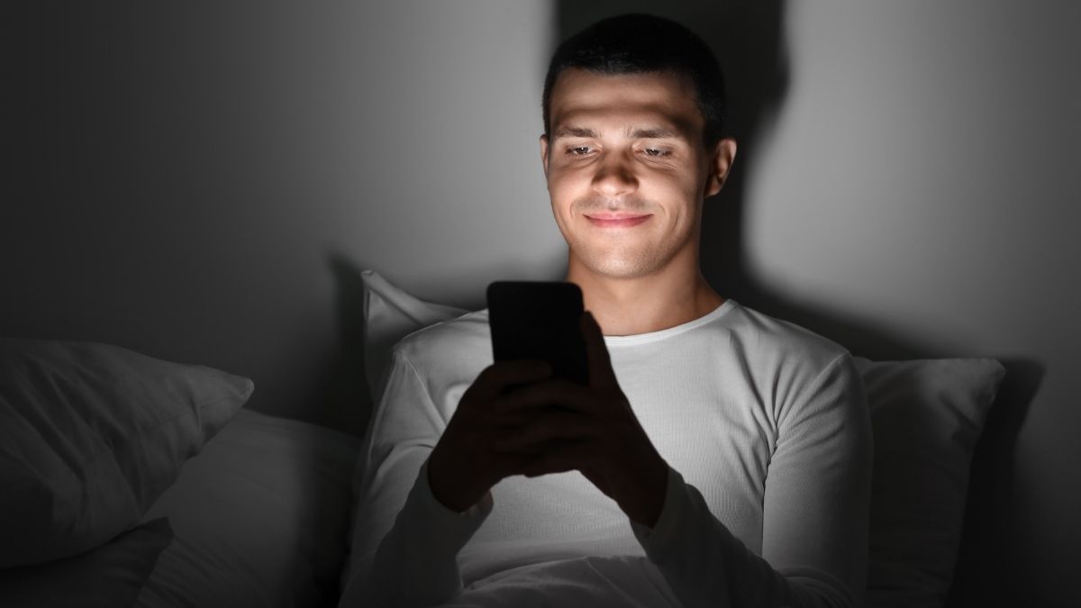 The Way You Use Your Phone at Night Might Be Disrupting Your Brain