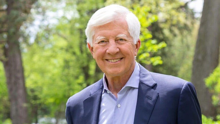 The 80-Year-Old CEO: His 'Mental Clarity' Morning Hack Breaks the Internet (Step 2? Neuroscientists Are Adopting It!)