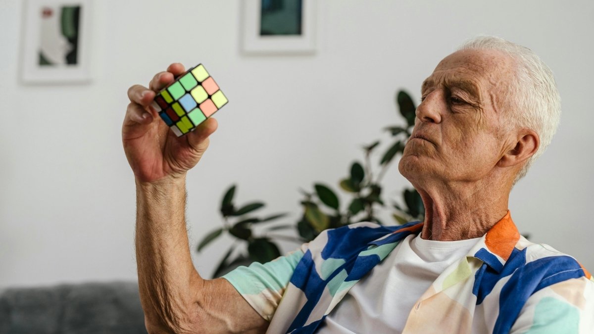 Doctors Told Him 'It's Just Aging.' At 82, He PROVED Them WRONG - His Simple Daily Hack REVERSED Brain Fog!