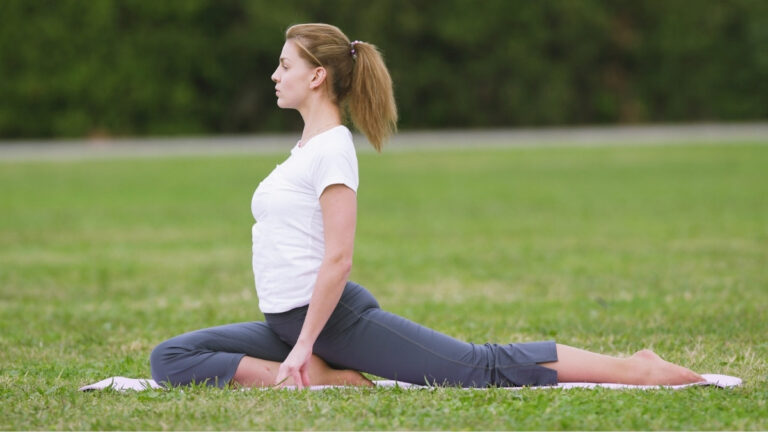 The Easy Morning Stretches That Wake Up Your Body Without a Gym