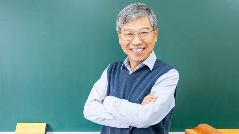 Despite being 90, his Brain Functions Like a 50-Year-Old's, and his Daily Routine is Mind-Blowing